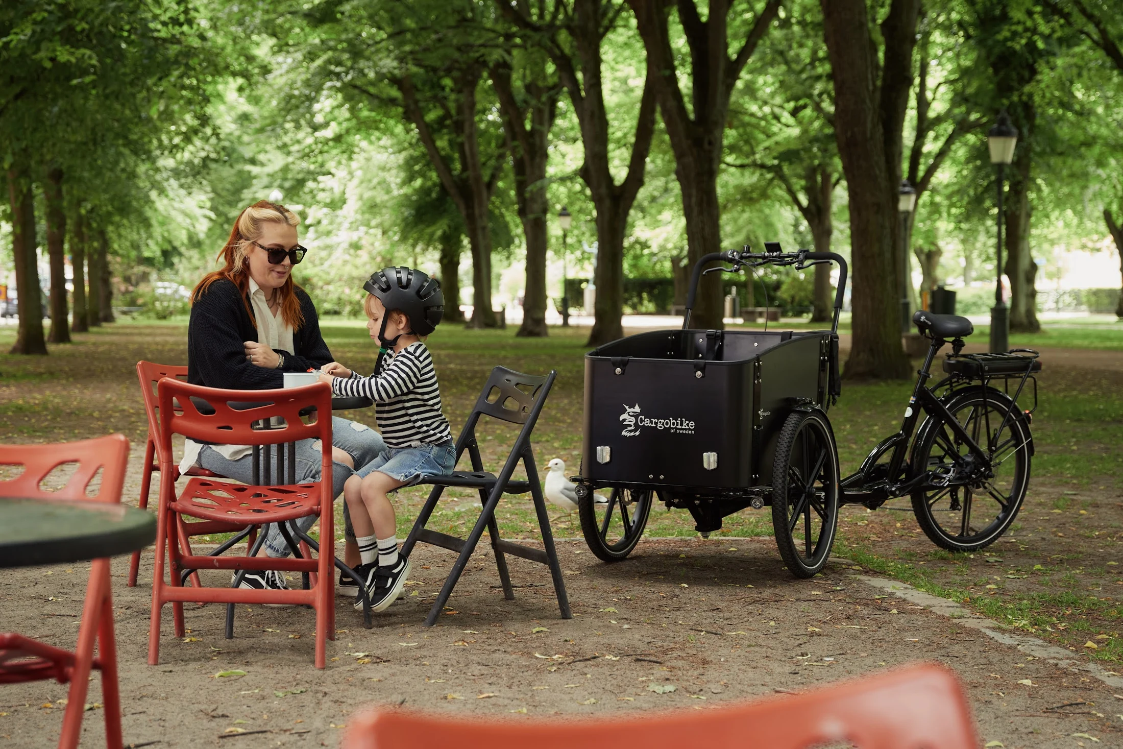 A family with their Cargobike of Sweden in a park
